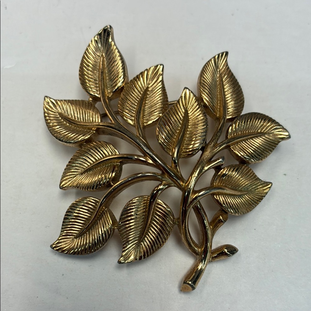 💜Crown Trifari Gold Leaf Brooch